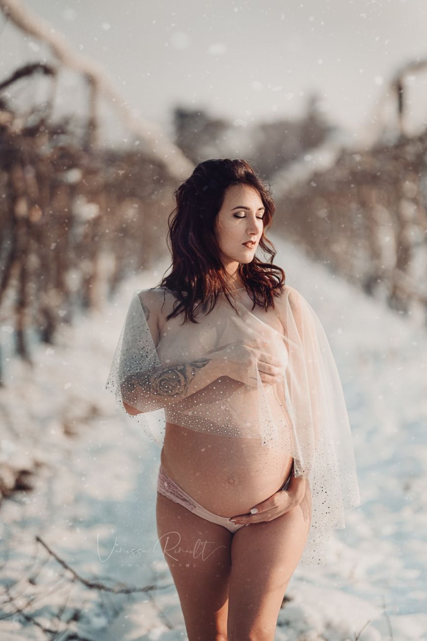 Photo-Femme-enceinte-nue-Photographe-portrait-femme-enceinte-nue-seance-photo-grossesse-Vanessa-Renault-regard-d-auteur-2