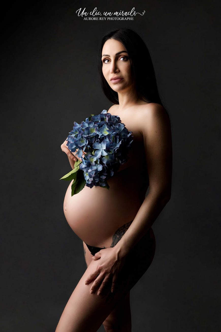Photo-Femme-enceinte-nue-Photographe-portrait-femme-enceinte-nue-seance-photo-grossesse-Aurore-Rey-regard-d-auteur